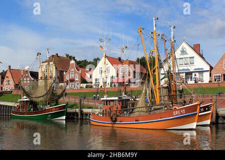 Garnelenboote im Hafen von Greetsiel, Deutschland, Niedersachsen, Ostfriesland, Greetsiel Stockfoto