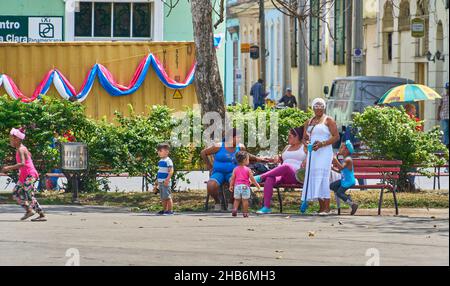 Mütter mit ihren Kindern im Park Leoncio Vidal in der Innenstadt von Santa Clara, Kuba, Santa Clara, Villa Clara Stockfoto