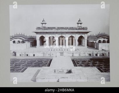 Khas Mahal mit dem Traubengarten (Anguri Bagh) im Vordergrund, der Palast Khas Mahal, Teil des Fort von Agra., anonym, Agra, c. 1895 - c. 1915, Papier, Karton, Höhe 214 mm × Breite 273 mmhöhe 244 mm × Breite 329 mm Stockfoto