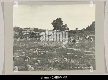 Tempel von Hera in Olympia195 Olympia Tempel von Hera, aus dem S. (Titel auf Objekt), Tempel von Hera von der Südseite fotografiert., anonym, Pelopónnesos, c. 1895 - c. 1915, Papier, Karton, Kollotyp, Höhe 218 mm × Breite 271 mmhöhe 239 mm × Breite 328 mm Stockfoto