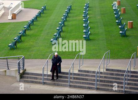 Ein Zuschauer kommt vor dem ersten Tag des Howden Christmas Racing Weekends auf der Ascot Racecourse, in Bekshire. Bilddatum: Freitag, 17. Dezember 2021. Siehe PA Story RACING Ascot. Bildnachweis sollte lauten: Steven Paston/PA Wire. EINSCHRÄNKUNGEN: Die Nutzung unterliegt Einschränkungen. Nur redaktionelle Verwendung, keine kommerzielle Nutzung ohne vorherige Zustimmung des Rechteinhabers. Stockfoto