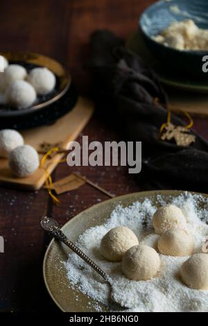 Zubereitung von Süßigkeiten in Kokosflocken und frischer Kokosnuss, hausgemachte Dessertküche Stockfoto