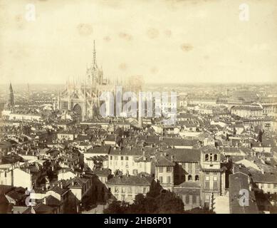 Stadtbild von Milan5903 Mailand. Panorama dal campanile della Chiesa di San Carlo. (Titel auf Objekt), in der Mitte des Bildes ist der Dom Santa Maria Nascente von Mailand sichtbar, hoch über der Stadt., Alfredo Noack (auf Objekt erwähnt), Genua, c. 1881 - c. 1900, fotografischer Träger, Albumin-Druck, Höhe 260 mm × Breite 207 mmhöhe 277 mm × Breite 367 mm Stockfoto