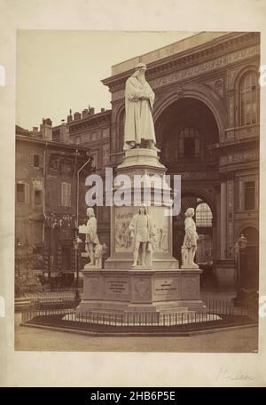 Denkmal für Leonardo da Vinci in Mailand, Italien (Titel auf Objekt), anonym, Pietro Magni, Milaan, 1873 - 1900, Karton, Papier, Albumin-Print, Höhe 480 mm × Breite 318 mm Stockfoto