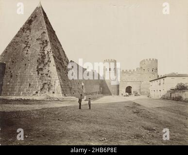 Ansicht des Porto San Paolo und der Pyramide des Cestius in Rom, Italien, anonym, Rom, 1851 - 1900, Papier, Albumindruck, Höhe 192 mm × Breite 250 mmhöhe 316 mm × Breite 444 mm Stockfoto