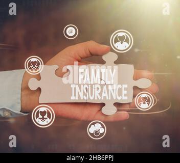 Konzeptunterschrift Familienversicherung. Geschäftsidee Zahlung einer teilweisen oder vollständigen Gesundheitsversorgung für Verwandte Hand Holding Jigsaw Puzzle Stück Entsperren Neu Stockfoto