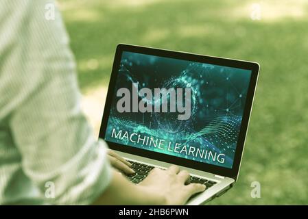 Schild mit der Anzeige Machine Learning. Geschäftskonzept Geben Sie Computern die Möglichkeit, mit Daten Frau auf Laptop allein im Park gelehrt werden Stockfoto