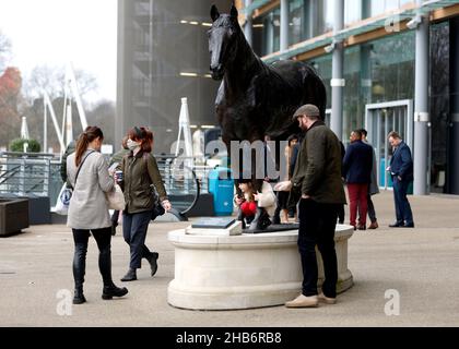 Zuschauer vor dem ersten Tag des Howden Christmas Racing Weekends auf der Ascot Racecourse, in Bekshire. Bilddatum: Freitag, 17. Dezember 2021. Siehe PA Story RACING Ascot. Bildnachweis sollte lauten: Steven Paston/PA Wire. EINSCHRÄNKUNGEN: Die Nutzung unterliegt Einschränkungen. Nur redaktionelle Verwendung, keine kommerzielle Nutzung ohne vorherige Zustimmung des Rechteinhabers. Stockfoto