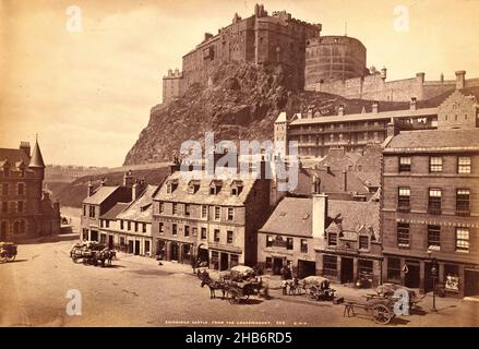 Edinburgh Castle, vom Grassmarket aus gesehen, Edinburgh Castle, vom Grassmarket aus gesehen. Verschiedene Geschäfte, Pubs und Kutschen vor einer Reihe von Häusern auf einem Platz, im Hintergrund die Burg., George Washington Wilson (auf Objekt erwähnt), 1885, Papier, Pappe, Albumendruck, Höhe 165 mm × Breite 240 mmhöhe 220 mm × Breite 282 mm Stockfoto