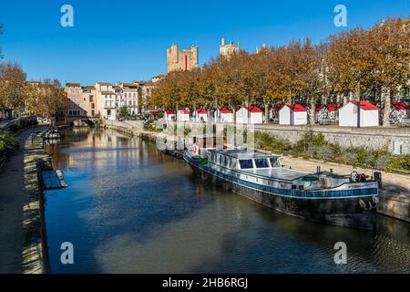 Hausboote und Hütten des Weihnachtsmarktes am Canal de la Robine in Narbonne, Frankreich Stockfoto