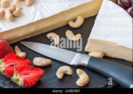 Verschiedene Obst- und Käseteller. Nahaufnahme eines köstlichen Teller Stockfoto