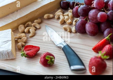 Verschiedene Obst- und Käseteller. Nahaufnahme eines köstlichen Teller Stockfoto