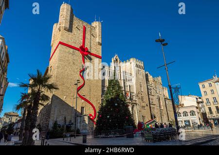 Weihnachtlich geschmücktes Rathaus (Hotel de Ville) von Narbonne, Frankreich Stockfoto