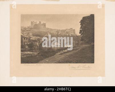 Blick auf Schloss und Stadt Richmond am Fluss Swale, North Yorkshire, England, Blick auf Richmond Castle und Richmond am Fluss Swale, North Yorkshire, England., anonym, c. 1875 - c. 1890, Papier, Karton, Höhe 102 mm, Breite 154 mmhöhe 156 mm, Breite 199 mmhöhe 189 mm, Breite 257 mm Stockfoto