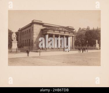 Neue Wache, Berlin, Deutschland, Neue Wache ist ein neoklassizistisches Gebäude aus dem Jahr 1816 des Architekten Karl Friedrich Schinkel. Es war bis 1931 als Armeestation für preußische Truppen im Einsatz, seitdem ist es ein Kriegsdenkmal., anonym, c. 1880 - c. 1910, Papier, Karton, Albumin-Druck, Höhe 158 mm, Breite 263 mmhöhe 262 mm, Breite 330 mm Stockfoto