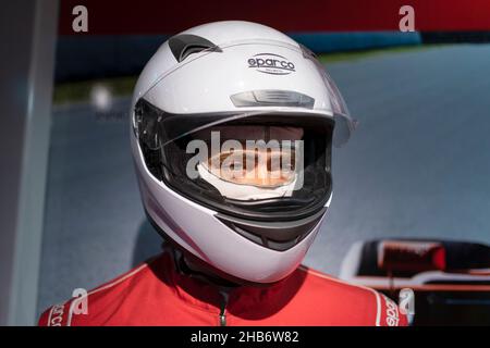 Porträt eines hübschen jungen Mannes, der einen Rennhelm trägt. Stockfoto