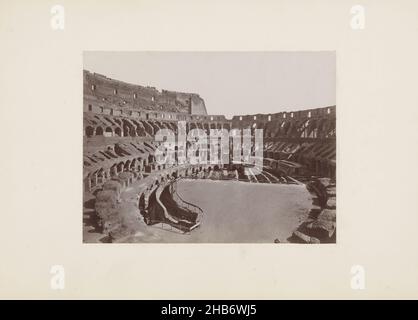 Blick ins Innere des Kolosseums in Rom, Italien, Interno del Colosseo (Titel auf Objekt), Roma (Serientitel auf Objekt), anonym, Rom, 1851 - 1900, Karton, Papier, Albumin-Druck, Höhe 317 mm × Breite 445 mm Stockfoto