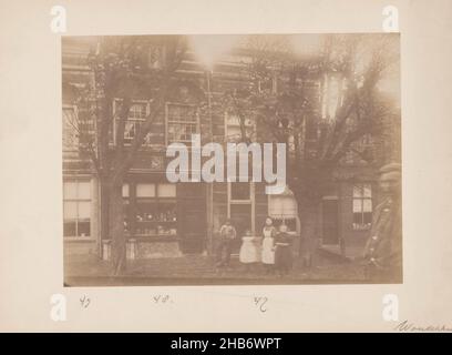 Ansicht von Hoogstraat 47-49 in Woudrichem, anoniem (Monumentenzorg) (zugeschrieben), Woudrichem, 1901, fotografische Unterstützung, Karton, Albumin-Print, Höhe 170 mm × Breite 230 mm Stockfoto