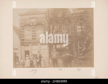 Ansicht von Hoogstraat 47-49 in Woudrichem, anoniem (Monumentenzorg) (zugeschrieben), Woudrichem, 1901, fotografische Unterstützung, Karton, Albumin-Print, Höhe 170 mm × Breite 230 mm Stockfoto