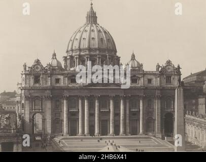 Blick auf den Vorplatz des Petersdoms in Vatikanstadt, Italien, Chiesa di S. Pietro in Vaticano - Kuppel, Oper di Michelangelo (Titel auf Objekt), Roma (Serientitel auf Objekt), anonym, Vaticaanstad, 1900 - 1930, fotografische Unterstützung, Silbergelatine-Print, Höhe 201 mm × Breite 305 mm Stockfoto