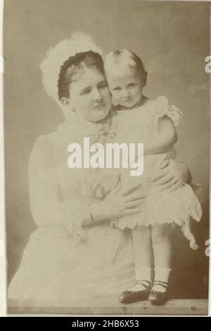 Porträt von Emma, Regentin der Niederlande, und Wilhelmina, Königin der Niederlande, Richard Kameke, Den Haag, 1882 - 1883, Papier, Albumin-Print, Höhe 123 mm × Breite 85 mm Stockfoto