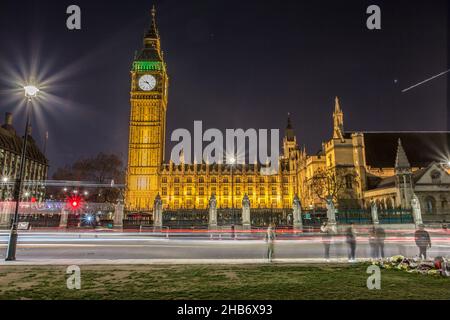 LNDON, VEREINIGTES KÖNIGREICH - 09. Jun 2020: Big Ben und Westminster in der Abenddämmerung in London, Big Ben und Houses of Parliament, London Stockfoto