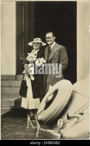 Verlobung von Juliana, Königin der Niederlande, und Bernhard van Lippe-Biesterfeld vor dem Noordeinde-Palast in Den Haag am 8. September 1936, anonym, Niederlande, 8-Sep-1936, Fotografischer Träger, Höhe 138 mm × Breite 88 mm Stockfoto