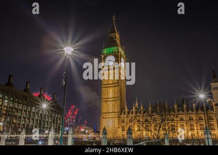 LNDON, VEREINIGTES KÖNIGREICH - 09. Jun 2020: Big Ben und Westminster in der Abenddämmerung in London, Big Ben und Houses of Parliament, London Stockfoto