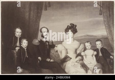 Familienportrait von Wilhelm II., König der Niederlande, Anna Paulowna Romanowa und ihren Kindern, Familienportrait von Wilhelm II., Anna Paulowna und ihren Kindern William III., Alexander I., Hendrik und Sophie., anonym, nach: Jean-Baptiste Van der Hulst, Niederlande, 1850 - 1930, fotografischer Träger, Höhe 133 mm × Breite 205 mm Stockfoto