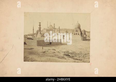 Gräber der Kalifen in Kairo, anonym, Caïro, c. 1875 - c. 1900, Karton, Albumin-Print, Höhe 190 mm × Breite 251 mm Stockfoto