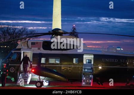 Washington, Usa. 17th Dez 2021. US-Präsident Joe Biden ist am Freitag, den 17. Dezember, an der Marine One auf dem South Lawn des Weißen Hauses in Washington, DC, USA, 2021. Präsident Biden wird nach South Carolina State reisen UniversityÕs 2021 Herbst Eröffnungszeremonie. Fotografin: Sarah Silbiger/Pool/Sipa USA Credit: SIPA USA/Alamy Live News Stockfoto