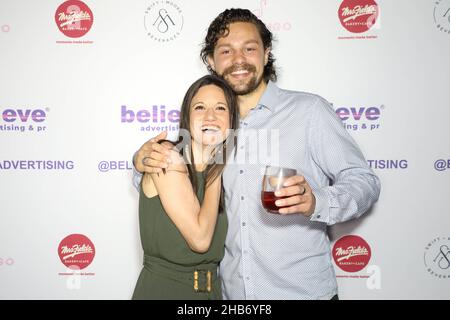 Sydney, Australien. 17th. Dezember 2021. TBC nimmt an der Believe Advertising & PR 20th Geburtstagsfeier in der Flamingo Lounge, 33 Bayswater Road, Potts Point, Sydney Teil. Kredit: Richard Milnes/Alamy Live Nachrichten Stockfoto