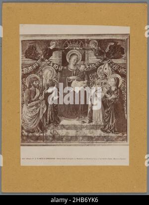 Fotoreproduktion eines Gemäldes von B. Gozzoli, das Maria mit Kind zwischen Heiligen und Engeln zeigt, S. GIMIGNANO Chiesa della Collegiata. La Madonna col Bambino Gesù, ai lati Santi e Sante. (Titel auf Objekt), Alinari (auf Objekt erwähnt), nach: Benozzo Gozzoli (auf Objekt erwähnt), Collegiata Santa Maria Assuntaafter: Italy, c. 1875 - c. 1900, Karton, Albumin-Print, Höhe 247 mm × Breite 190 mm Stockfoto