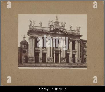 façade des Hl. Johannes vom Lateran in Rom, ROMA - Basilica di San Giovanni in Laterano. La facciata. (Alessandro Galilei.) (Titel auf Objekt), Alinari (erwähnt auf Objekt), Rom, c. 1875 - c. 1900, Karton, Albumin-Print, Höhe 199 mm × Breite 251 mm Stockfoto