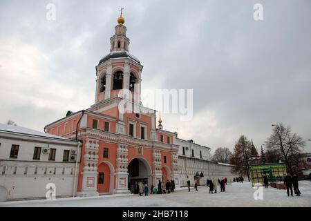 Moskau, Russland - 7. Januar 2021: Torkirche von Simeon dem Stiliten im Danilow-Kloster an einem Wintertag Stockfoto