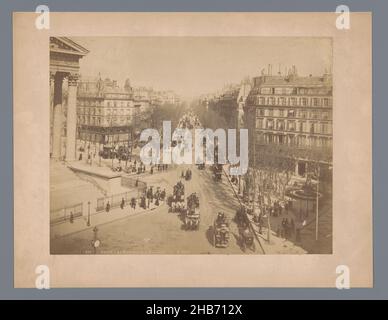 Ansicht des Boulevard de la Madeleine in Paris, Le Boulevard de la Madeleine (Titel auf Objekt), X phot. (Auf Objekt erwähnt), Paris, Apr-1896, fotografische Unterstützung, Albumendruck, Höhe 210 mm × Breite 274 mm Stockfoto