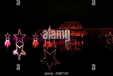 The Palm House at Kew Gardens erleuchtet für Glow Wild, Dezember 2021 Stockfoto