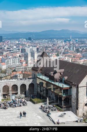 Ljubljana, Slowenien - 04 07 2018: Menschen, die am Innenhof der Burg von Ljubljana spazieren Stockfoto