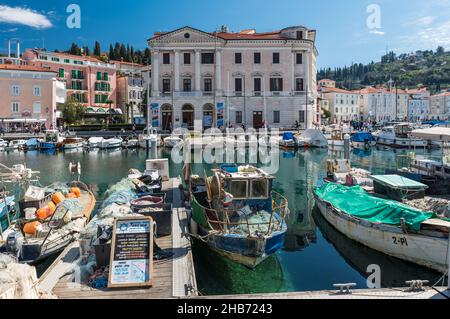 Piran, Slowenien - 04 07 2018: Der Hafen von Piran mit Booten und Häusern Stockfoto