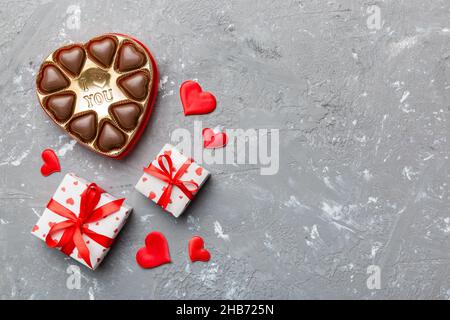 Köstliche Schokoladenpralinen in der Schachtel zum Valentinstag. Herzförmig mit Geschenkschachtel mit Pralinen Draufsicht mit Kopierraum. Stockfoto