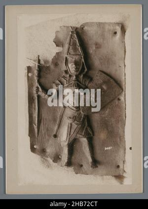 Bronzestatue des Kriegers aus Benin, anonym, 1880 - 1940, Barytapapier, Karton, Höhe 179 mm × Breite 130 mm Stockfoto