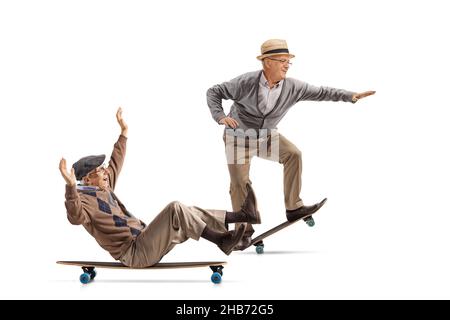 Zwei ältere Männer reiten auf Skateboards isoliert auf weißem Hintergrund Stockfoto