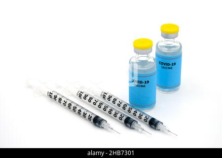 Probe von COVID-19-Impfstofffläschchen mit Spritze und Nadel auf weißem Hintergrund im Konzept des Booster-Impfstoffs. Stockfoto