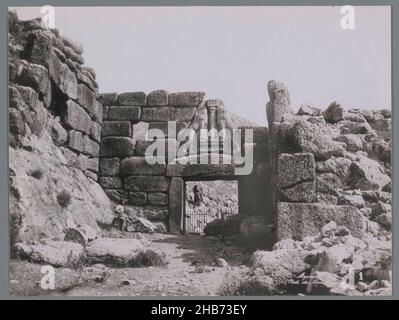 Lion Gate at Mycenae, Mycenae, Porte des Lions (Titel auf Objekt), anonym, anonym, Mycene, 1880 - 1900, Papier, Kollotyp, Höhe 220 mm × Breite 290 mm Stockfoto