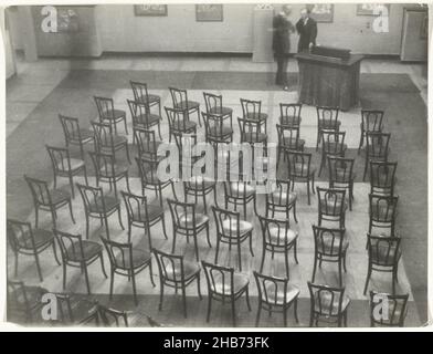 Karl mit und Konrad Adenauer vor einem leeren Raum mit Stühlen, evtl. Museum für Kunstgewerbe in Köln, Hannes Flach (auf Objekt erwähnt), Köln, 1925 - 1933, Barytapapier, Silbergelatine-Druck, Höhe 179 mm × Breite 234 mm Stockfoto