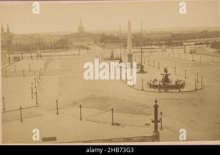 Blick auf den Place de la Concorde in Paris, Compagnie Photographique Debitte & Hervé (auf Objekt erwähnt), Paris, c.. 1865 - c. 1875, fotografischer Träger, Karton, Albumin-Druck, Höhe 98 mm × Breite 154 mm Stockfoto