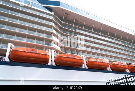 Rettungsboote auf einem großen Kreuzschiff Stockfoto