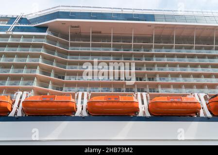 Rettungsboote auf einem großen Kreuzschiff Stockfoto