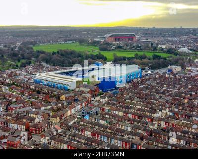 Eine Luftaufnahme von Goodison Park, Heimstadion des Everton FC und Anfield, Heimstadion des FC Liverpool. Die Premier League steht zunehmend unter dem Druck, den gesamten Zeitplan dieses Wochenendes nach einer Reihe von durch das Coronavirus erzwungenen Aufschiebungen auszusetzen. Fünf der 10 geplanten Spiele am Samstag und Sonntag wurden bereits abgesagt, so dass die Gesamtzahl der verschobenen Top-Flight-Spiele in dieser Woche auf neun zurückging. Bilddatum: Freitag, 17. Dezember 2021. Stockfoto