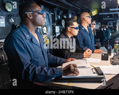 Jemen. 17th Dez 2021. Handout-Foto vom 14. Dezember 2021 von Seeleuten an Bord des Amphibientransportschiffes USS Portland (LPD 27) beobachten eine Demonstration eines hochenergetischen Laserwaffensystems auf einem statischen Trainingsziel auf der Oberfläche, während sie im Golf von Aden segeln. Ein US-Navy-Kriegsschiff, das im Golf von Aden operierte, feuerte diese Woche erfolgreich auf ein schwimmendes Ziel mit einem hochenergetischen Laserwaffensystem, wie der Seedienst am Mittwoch bekannt gab. Der Test, den die Marine am Dienstag durchgeführt hat, war eine Demonstration des Festkörperlasers - Technology Reifung Laser Weapons System Demonstrator (LWSD) Mark 2 MOD Stockfoto